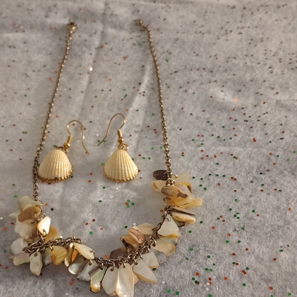 Vintage Gold Tone and Cream Shell Earrings Jewelry Set